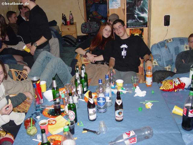 lauter flaschen, ob auf dem tisch oder auf den st