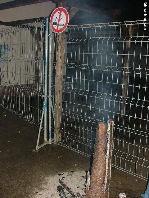Rauchen verboten, und was macht diese Mega Cigarre da?
