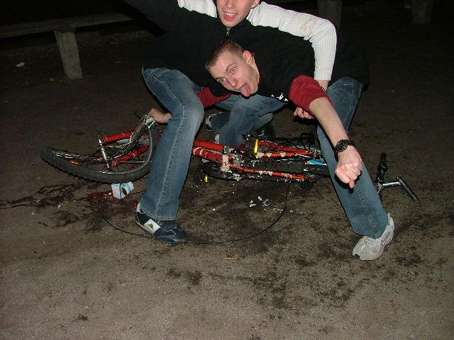 armes Fahrrad mit riesen Sauerei oben drauf.