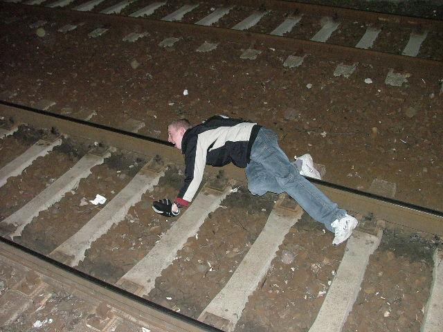 opfer I - Willy auf den Schienen, bevor der Zug kam