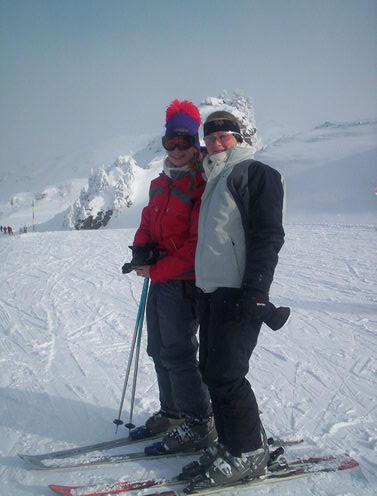 Sanny und Hanna posen auf der Piste