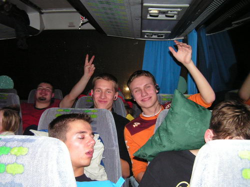 Timmy und Kuche im Bus