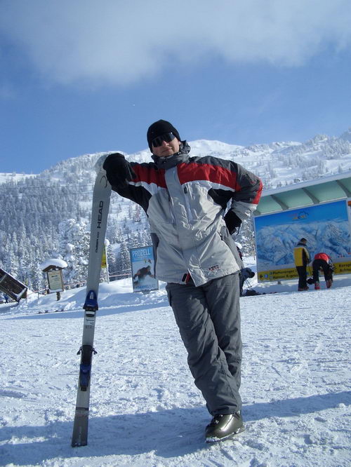 Schulze und ein Ski