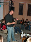 enrico macht mit krafteinsatz die flasche auf